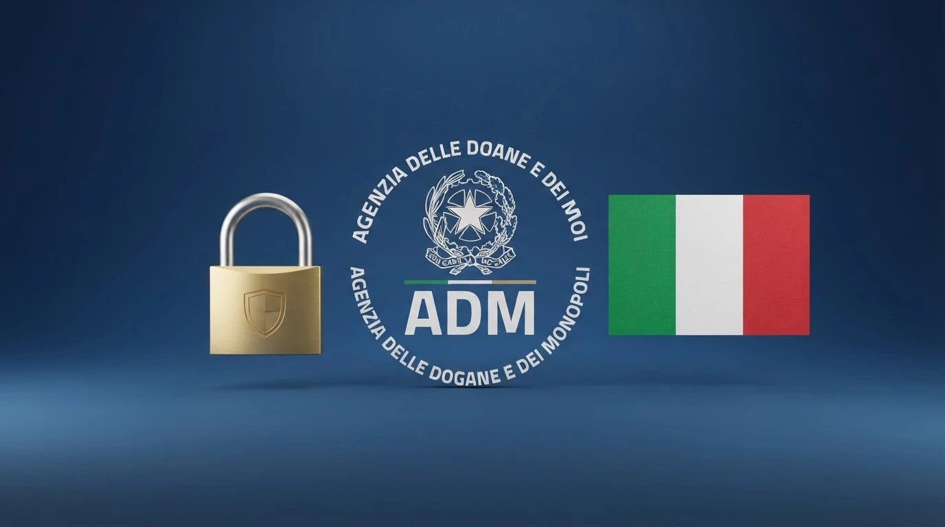 Il logo ufficiale dell'Agenzia delle Dogane e dei Monopoli (ADM) accanto a un lucchetto e alla bandiera italiana, su sfondo pulito istituzionale.