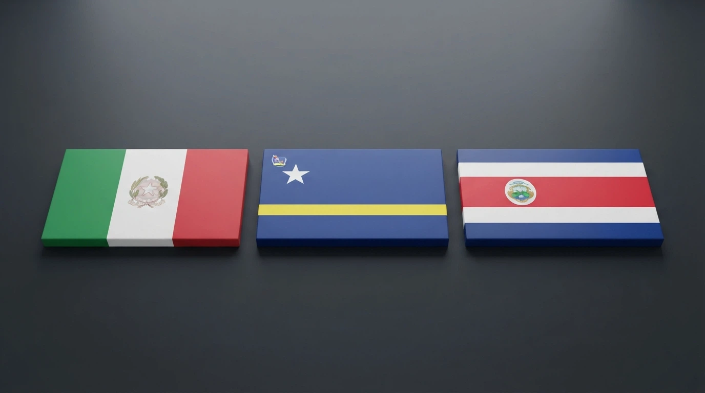 Tre certificati di licenza affiancati: una concessione ADM italiana, una licenza Curaçao eGaming e un certificato di data-processing del Costa Rica, con i rispettivi sigilli ufficiali